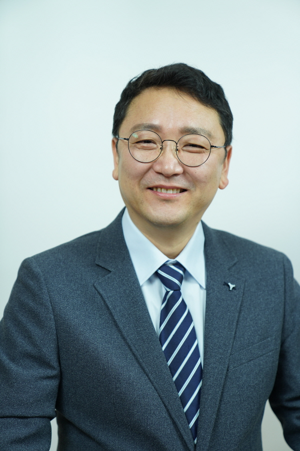 회장 심 영 섭 사진
